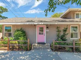Rosé Getaway Close to Downtown Paso Robles 2 Bed/1 Bath, cottage in Paso Robles