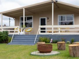 Pebbleton, Retro Riverside Cottage, Tamar Valley, hótel með bílastæði í Gravelly Beach