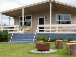 Pebbleton, Retro Riverside Cottage, Tamar Valley