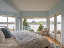 Smuggler's Hideaway, riverfront Tamar Valley, villa in Blackwall