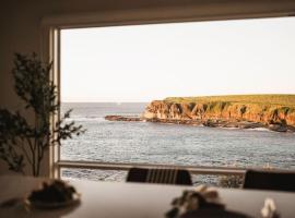 42 Loves Bay 5 Bedroom Sea cliff View House with Pool，位于凯阿玛的酒店