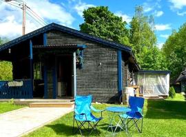 StugaNäraKungsberget - mysig stuga med kamin, grillkåta och vedbastu, hotel em Ockelbo