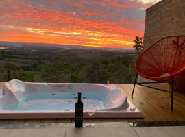 Casa Erva Doce Pousada, hotel v mestu Delfinópolis