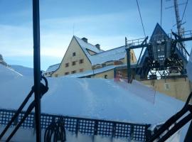 Alberg Núria Xanascat, hostel in Queralbs