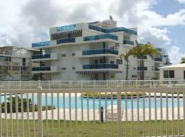 Beautiful beachside apartment w/ terrace, balcony., hotel con piscina en Arenas