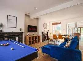 Thrift House - Central Location - Free Parking, Pool Table, Fast Wifi, Smart TV with Fast Wifi by Yoko Property