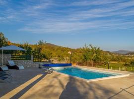 Stunning Home In Otocac With 2 Bedrooms, Wifi And Outdoor Swimming Pool, hotell med basseng i Otočac