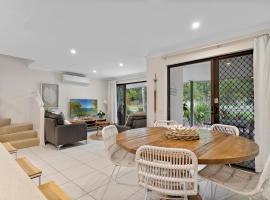 Tropical Retreat in 2 Bedroom Townhouse, hotel con spa en Noosaville