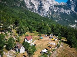 Guesthouse Freskia, hotel met parkeren in Theth