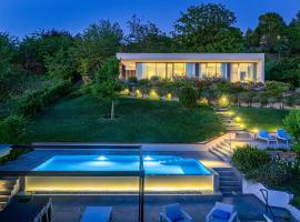 Villa Anna, Luxury and private pool, semesterhus i Alba