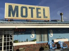 Chris by the Sea Motel