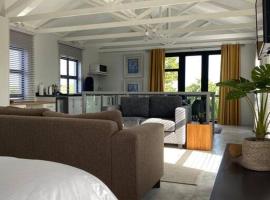 Cozy spacious loft on 4th Avenue – hotel w pobliżu miejsca Birkenhead Shopping Centre w Kapsztadzie