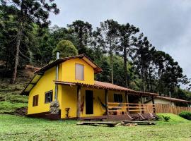 A CASA AMALELA, holiday home in Gonçalves