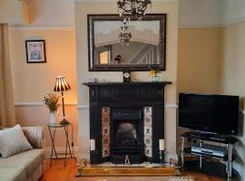 Cosy and stylish house on the coast near Liverpool, holiday home sa Wirral