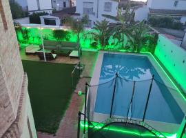 Apartamento privado con piscina y jardin compartidos., cheap hotel in Valencina de la Concepción