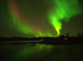 Off-the-grid cabin on the island of Senja in northern Norway, hotel near Ånderdalen National Park, Vangsvik