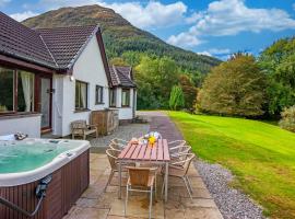 Wildwood Cottage with Hot Tub, hotel in Glencoe