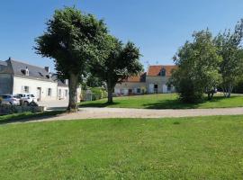 Gîte des Basses Rivières, готель у місті Huismes