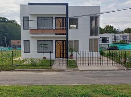 Mansión con piscina privada Villa Guiomar, hotel in Carmen de Apicalá