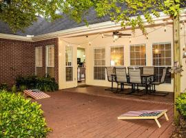 Spacious King Suite Mid Town Home With Serene Patio, căsuță din Hattiesburg