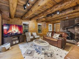 NEW!! Entire Log Home with *PRIVATE Hot Tub、Thorntonのホテル