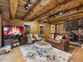 NEW!! Entire Log Home with *PRIVATE Hot Tub, villa em Thornton