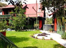 Quirky Woods - Glamping Cabins at Maketu, chata v destinaci Maketu