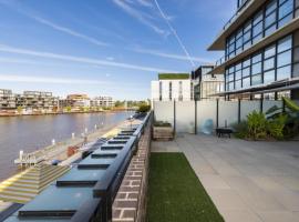 Dockside Apartments Kingston ACT, hotel near Canberra Airport - CBR, 
