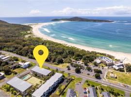 The Dunes15 fabulous unit with pool tennis court and across the road to the beach, hotel i Fingal Bay