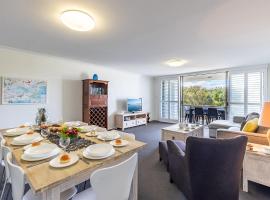 The Dunes15 fabulous unit with pool tennis court and across the road to the beach, apartament din Fingal Bay