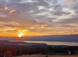 Autumn Lane, modern Farmhouse Style B&B with Stunning Lakeviews, bed & breakfast a West Kelowna