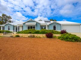 Luxury home on a 100 acre block, хотел с паркинг в Престън Бийч