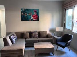 Comfy big apartment in Athens, hotell nära Klostret Daphni, Aten
