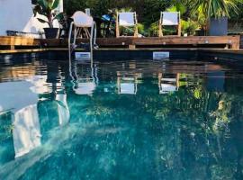 Villa avec piscine, terrasse, jardin et vue…, hôtel à Bort-les-Orgues