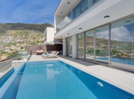 Luxury Villa Bianca by Holiday Rental Madeira, hotel in Arco da Calheta
