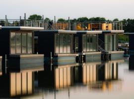 Hausboot Wangermeer Nordsonne12 mit Sauna، فندق في انجرلاند