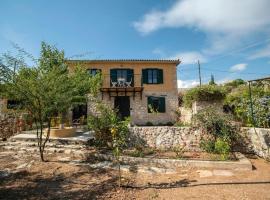 Αναμνήσεις - παραδοσιακό εξοχικό σπίτι με μεγάλο κήπο, vacation home in Galaxidi