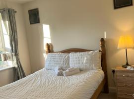 Cosy double room with private bathroom homestay, habitació en una casa particular a Caldecote