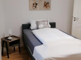 AufmLohr - Appartement mit 3 Schlafzimmern - in Leverkusen Hitdorf - Private Parkplätze vorhanden-, cheap hotel in Leverkusen