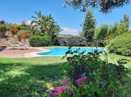 Villa Bougainvillea con piscina e giardino privato a pochi passi dal mare: Castiadas'ta bir spa oteli
