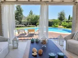Villa Bougainvillea con piscina e giardino privato a pochi passi dal mare