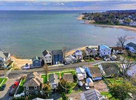 Beachy Bay Breeze Bungalow 2BR with parking and close to many amenities., hotel in West Haven