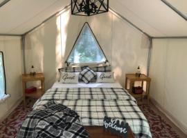 Tentrr Signature Site - Four Oaks at Camp Temike, viešbutis mieste Lehighton