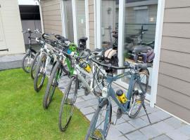 Luxe cottage met fietsen, airco & infrarood cabine, hotel in Knokke-Heist