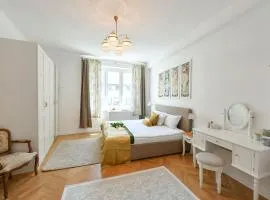 Luxury 3bedrs 2baths Apartment by Old Town Square