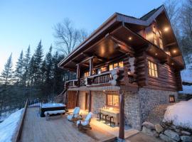 Breathtaking log house with HotTub - Winter paradise in Tremblant, Hotel in Mont-Blanc