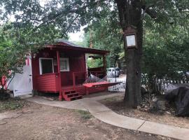 Cozy, Cheerful & Charming Cabin - Historic Julian, hotel with parking in Julian