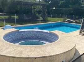 casa-quinta cerca de corrientes y santa ana, hotel with hot tubs in Corrientes