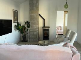 Cosy apartment with fire stove, hotell i Athlone