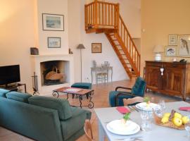 Gîte familial avec piscine chauffée, jardin clos, équipement bébé, au cœur d'une propriété viticole. - FR-1-653-70, hotel in Saint-Cybardeaux